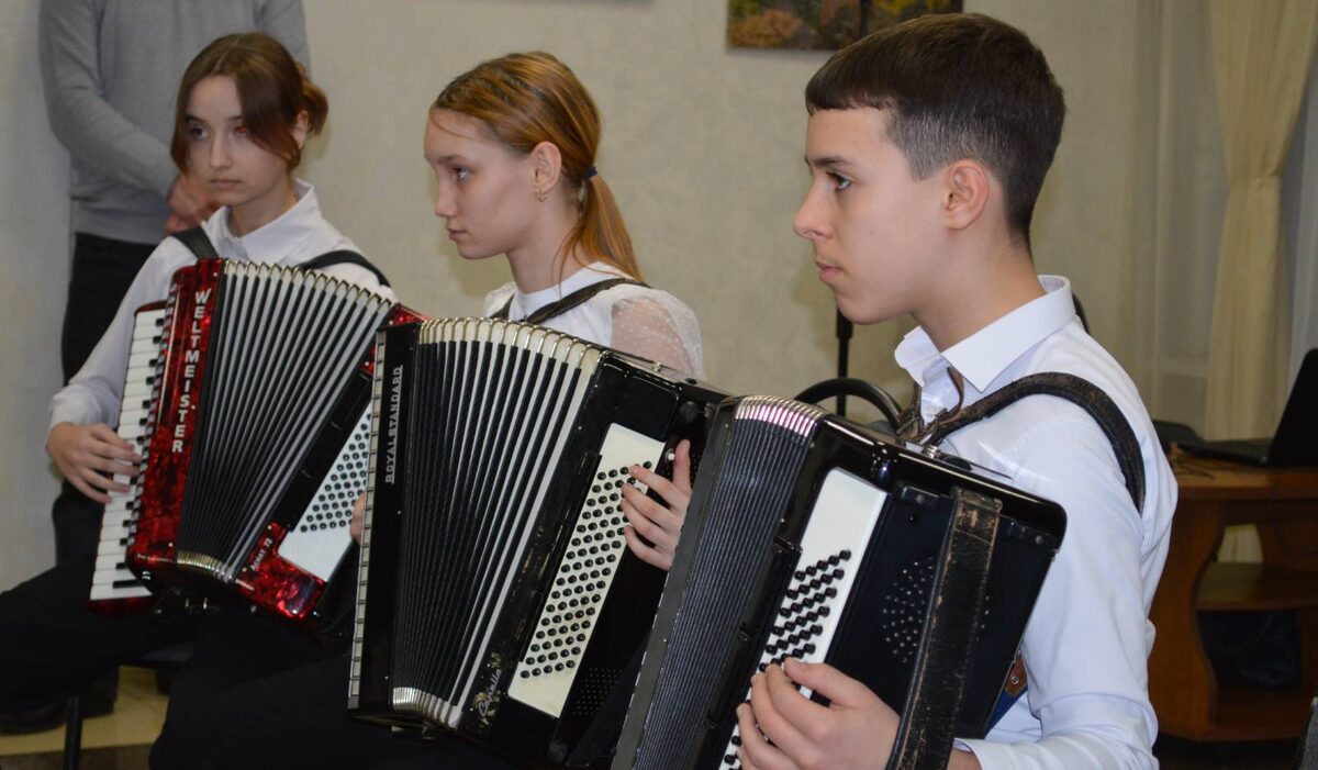 Праправнук художника Артём Иваненко исполнил произведения на аккордеоне вместе с Катей Войненко и Ариной Быстриковой