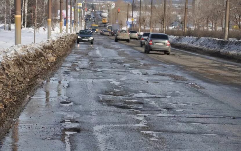    Опрос IZHLIFE: 69% ижевчан считают главной проблемой весны – разбитые дороги