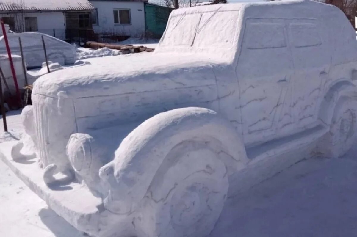    Пенсионер из Амурской области слепил модель советского автомобиля из снега