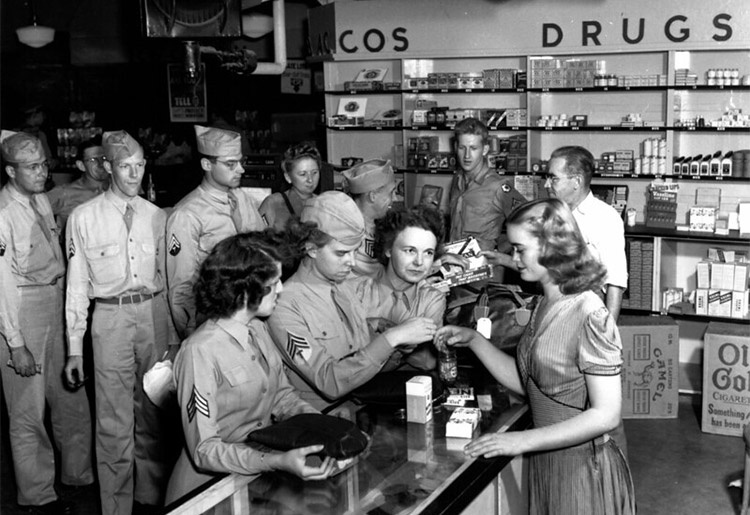 Американские войска в аптеке в Ок- Ридже.
Источник изображения: работа правительства США; Flickr.com