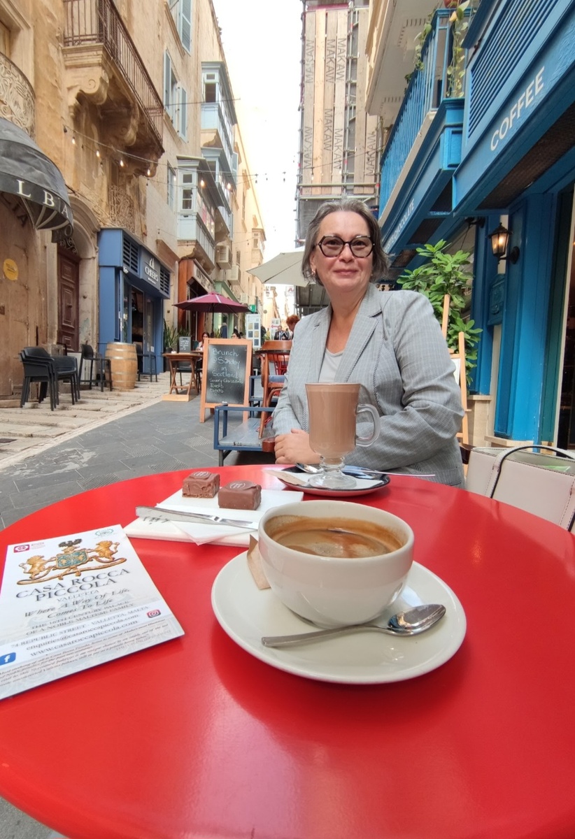 Поговорим? Кстати, в бокале не кофе, а напиток из плодов рожкового дерева, 