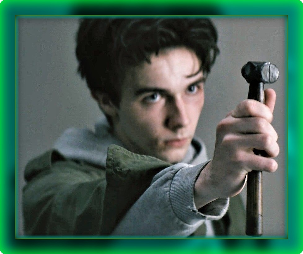 Чтоб защитить себя и тех, кто вам навеки дорог, будьте готовы бить хоть молотком на пораженье!