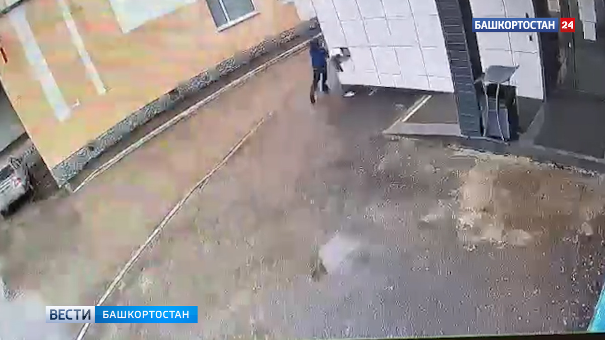    В уфимской Деме подростки повредили фасад здания