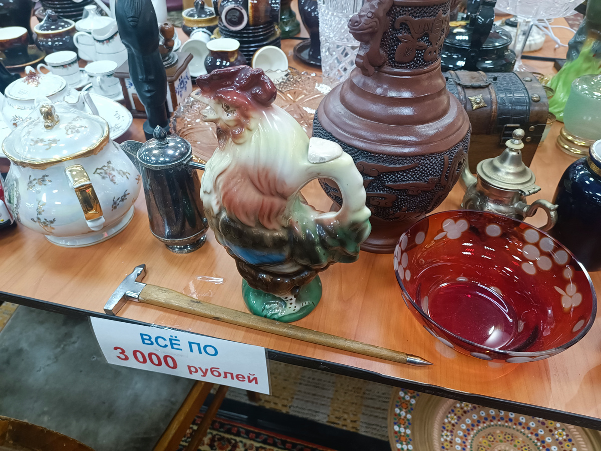 Например, графин-петух ну никак не стоит 3000 рублей