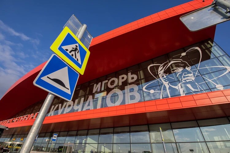 Затем к фасаду фамилию всё же прикрутили, и теперь он выглядит именно так, да ещё и с портретом легендарного физика-ядерщика! Взял отсюда: https://www.chel.kp.ru/daily/27061.4/4128504/