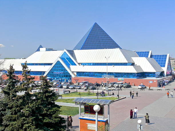 Это фасад ТЦ "Синегорье" — главный автовокзал города находится именно при нём, с южной стороны.