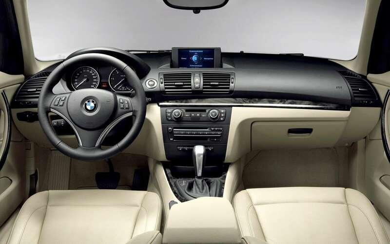    Интерьер BMW 1-й серии сделан из относительно недорогих материалов. Тем не менее, их стойкость к истиранию неплохая.