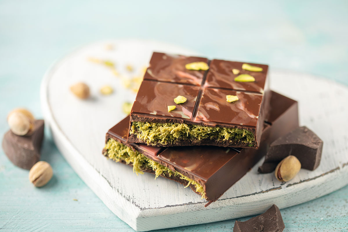 NatalyaBond / Shutterstock / FOTODOM📷Дубайский шоколад — это плитка шоколада, наполненная сладкой начинкой из фисташек, смешанных с мелконарезанным катаифи и тахини