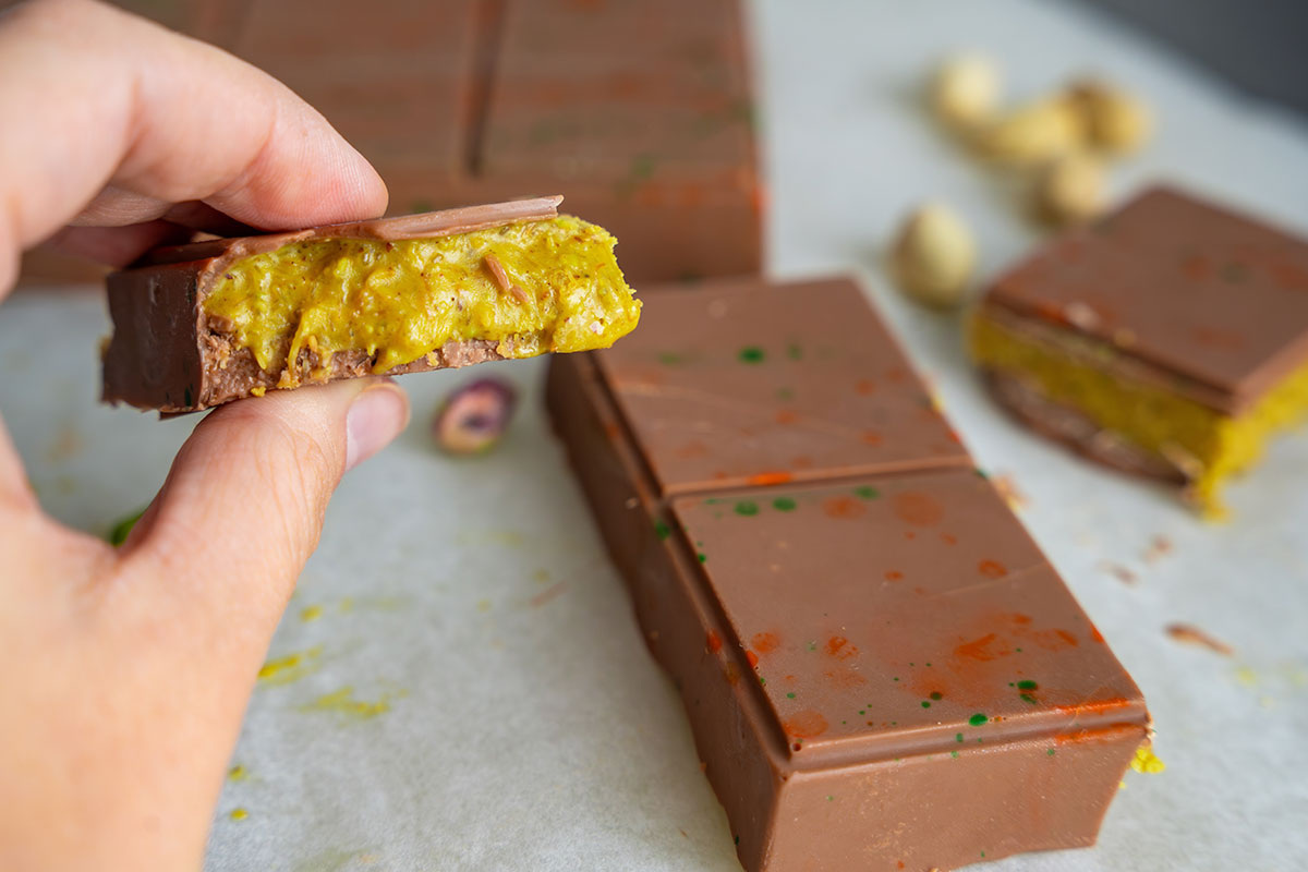 Tatiana Diuvbanova / Shutterstock / FOTODOM📷Процесс растапливания шоколада с последующим добавлением нерастопленных кусочков называется темперированием и необходим для создания шоколадных плиток с блеском и хрустом