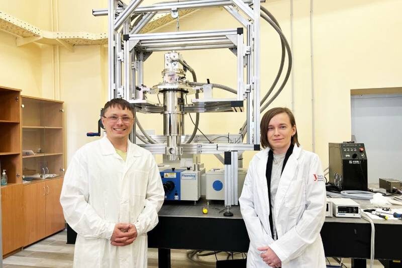 Участники научного коллектива на фоне экспериментальной установки. Источник: Евгений Бунтов