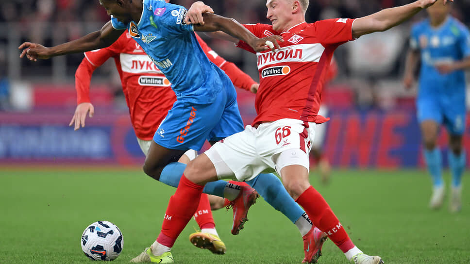 Игрок команды «Зенит» Матео Кассьерра и игрок команды «Спартак» Руслан Литвинов во время матча.📷Фото: Иван Водопьянов / Коммерсантъ