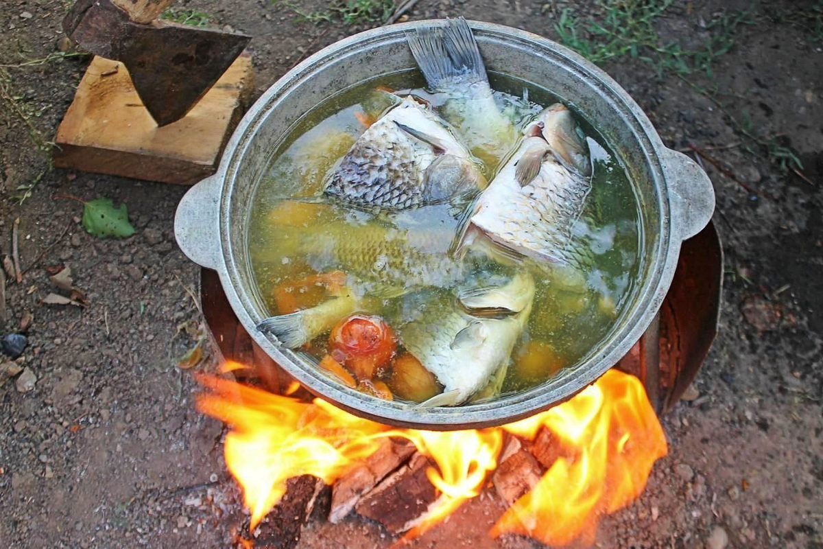 Рыбацкая уха на костре