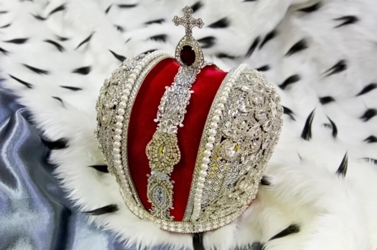     Зрителей ожидает сцена коронации с её главным атрибутом — короной