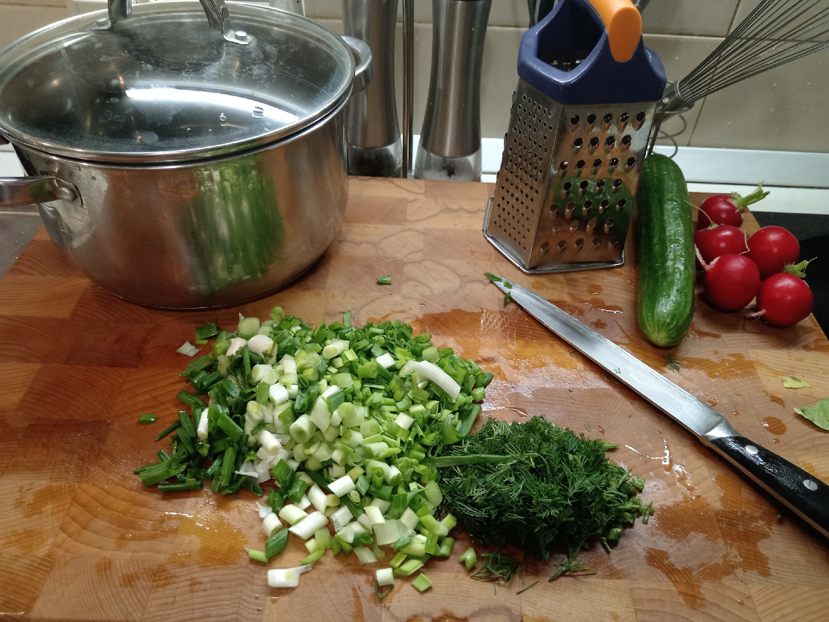 Нарезаем лук и укроп.