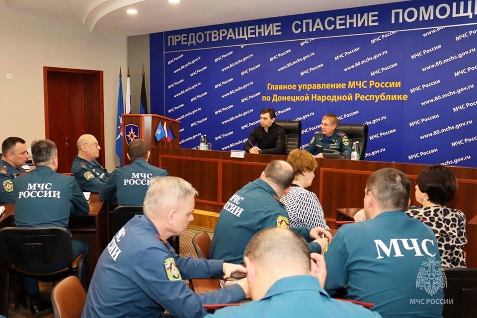На той стороне. Марлон брандо крестный отец. Мемы про сектантов. Кто они для той стороны. Кто они для той стороны.