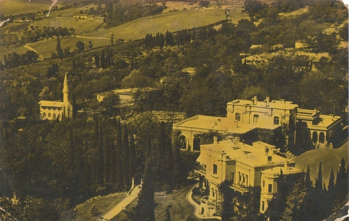 Дворец и парк. Архивное фото.