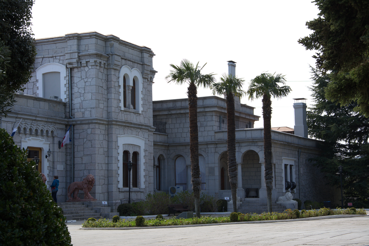 Современный вид дворца. Фото Сергея Малышева.