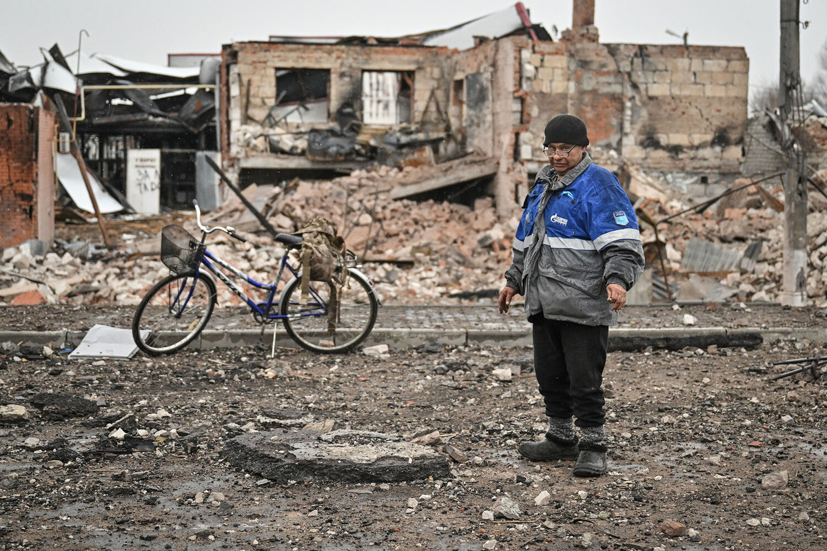 Мужчина на одной из улиц в Судже, освобожденной российскими Вооруженными силами от подразделений ВСУ, 15 марта 2025 года ©Станислав Красильников/РИА Новости  📷
