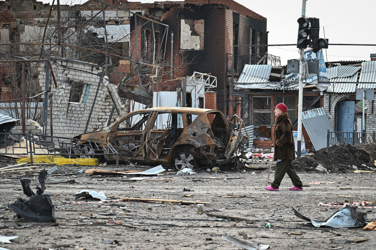 Женщина на одной из улиц в Судже, освобожденной российскими Вооруженными силами от подразделений ВСУ, 15 марта 2025 года ©Станислав Красильников/РИА Новости  📷