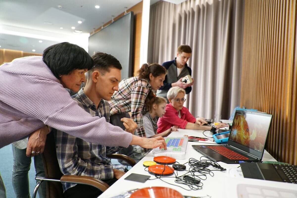 На фото - семинар-демонстрация средств АДК от проекта Eyetracking.care