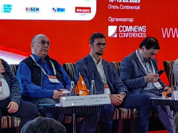 На фо­то (сле­ва нап­ра­во): ди­рек­тор по раз­ви­тию се­тевой ин­фраструк­ту­ры ООО "Ян­декс" Алек­сей Со­колов, ге­нераль­ный ди­рек­тор MSK-IX Ев­ге­ний Мо­розов, ге­нераль­ный ди­рек­тор ООО "СДН-ви­део" (CDNvideo) Ярос­лав Го­родец­кий. Кон­фе­рен­ция TransNet 2025