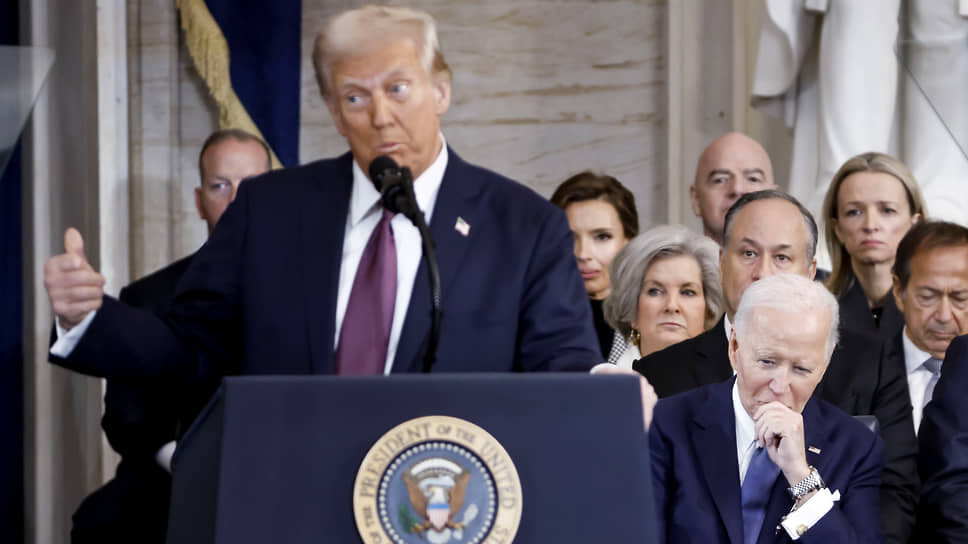 Дональд Трамп и Джо Байден (сидит справа).📷Фото: Shawn Thew / Pool photo / AP