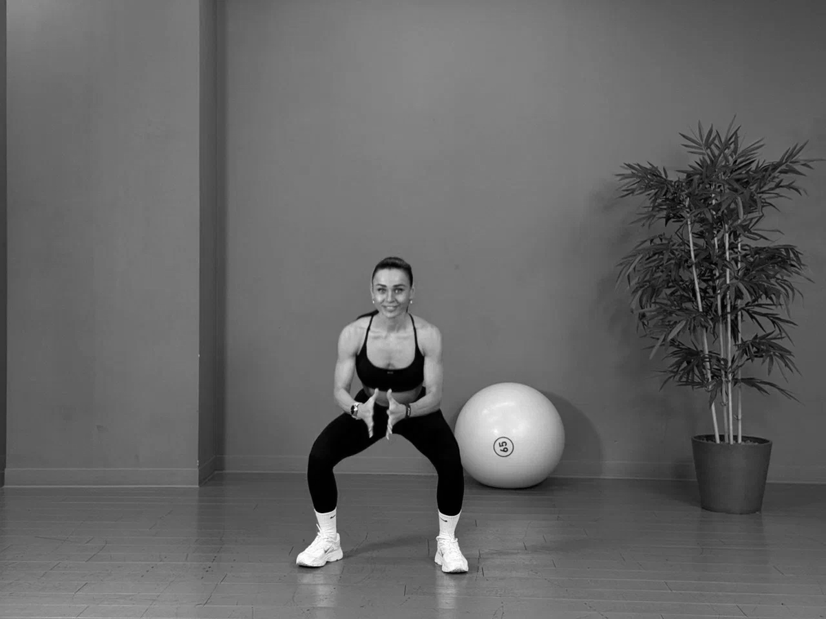    Какие упражнения эффективны для бедер и ягодиц? Показывает тренер (фото 2)