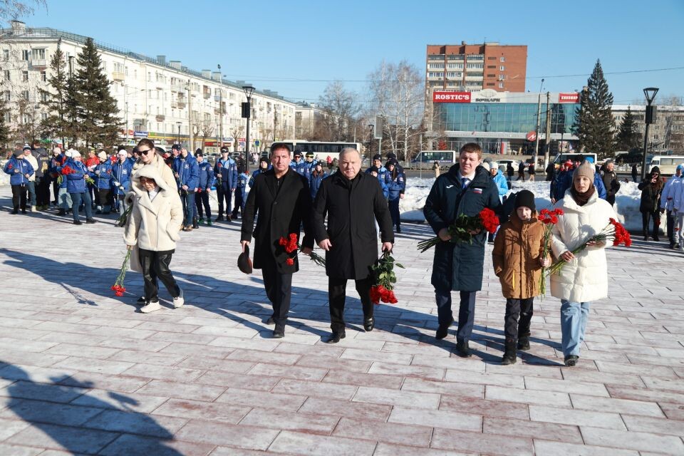    Возложение цветов. Источник: Олег Укладов