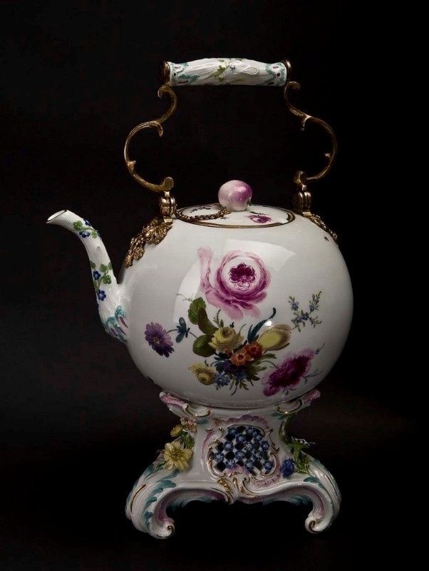 Чайник мейсенского фарфора, принадлежавший Ломоносову. © Музей М. В. Ломоносова – отдел Музея этнографии и антропологии им. Петра Великого (Кунсткамера) РАН
