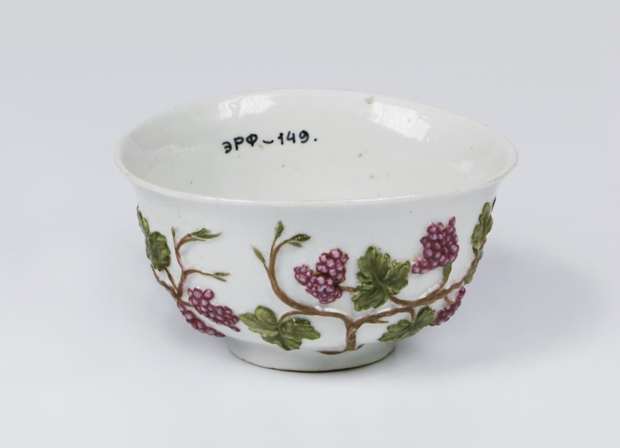 До наших дней сохранилось всего лишь девять изделий с монограммой Виноградова. На фото: чаша, сделанная им на Невской порцелиновой мануфактуре в 1749 году. © Государственный Эрмитаж