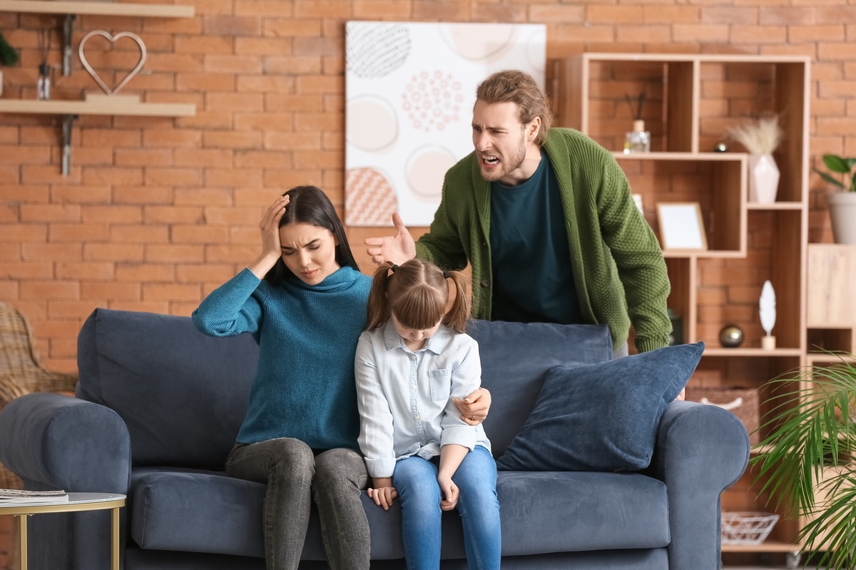    В сложных семейных ситуациях в первую очередь подумайте о детях. Источник: Shutterstock