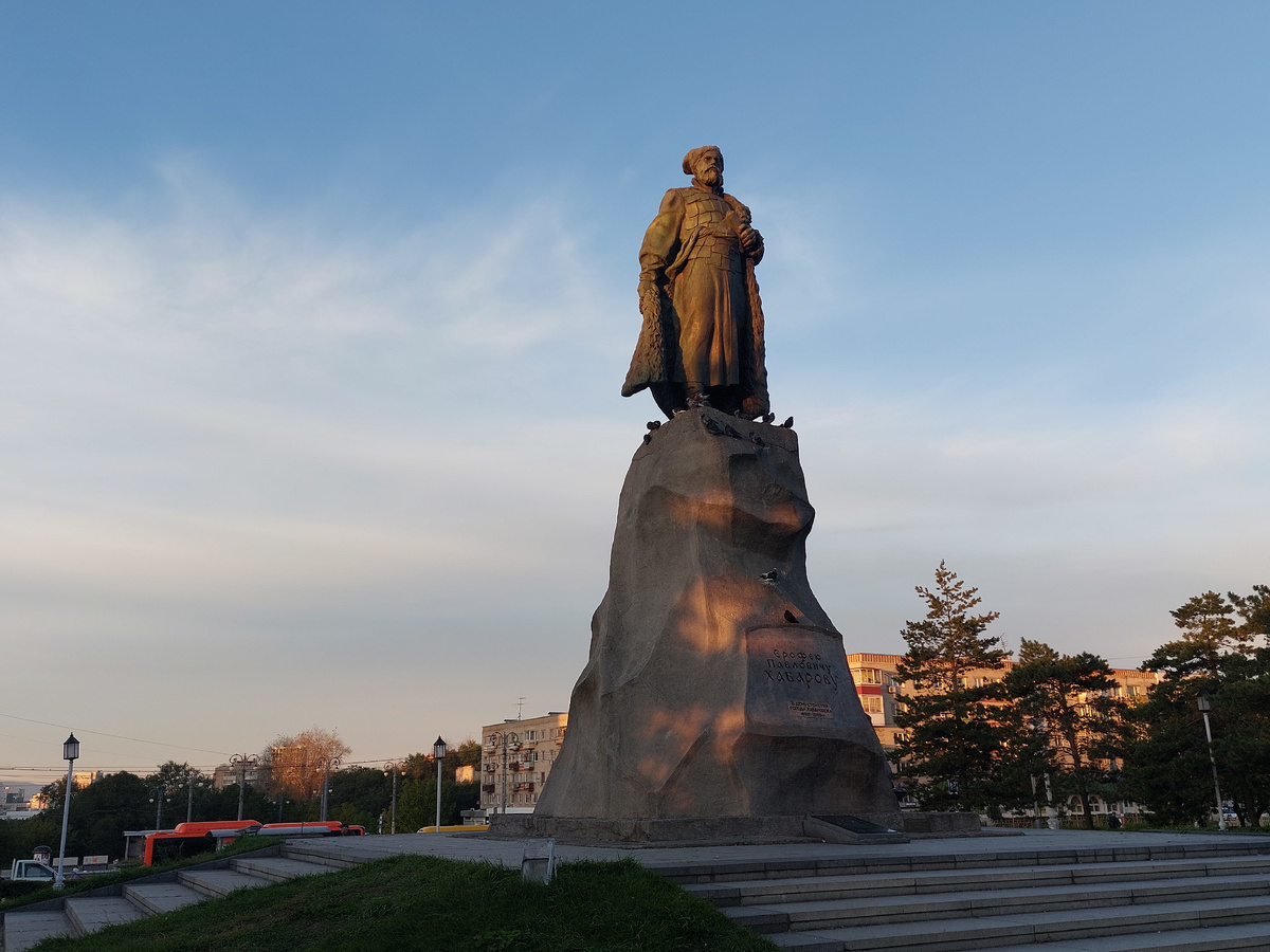 Нравится этот памятник. И то как сама фигура смотрится и массивное основание