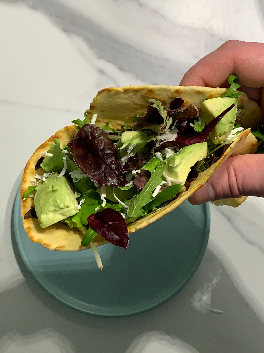 🥗 Весенний салат с авокадо и брынзой в хрустящих лепешках
