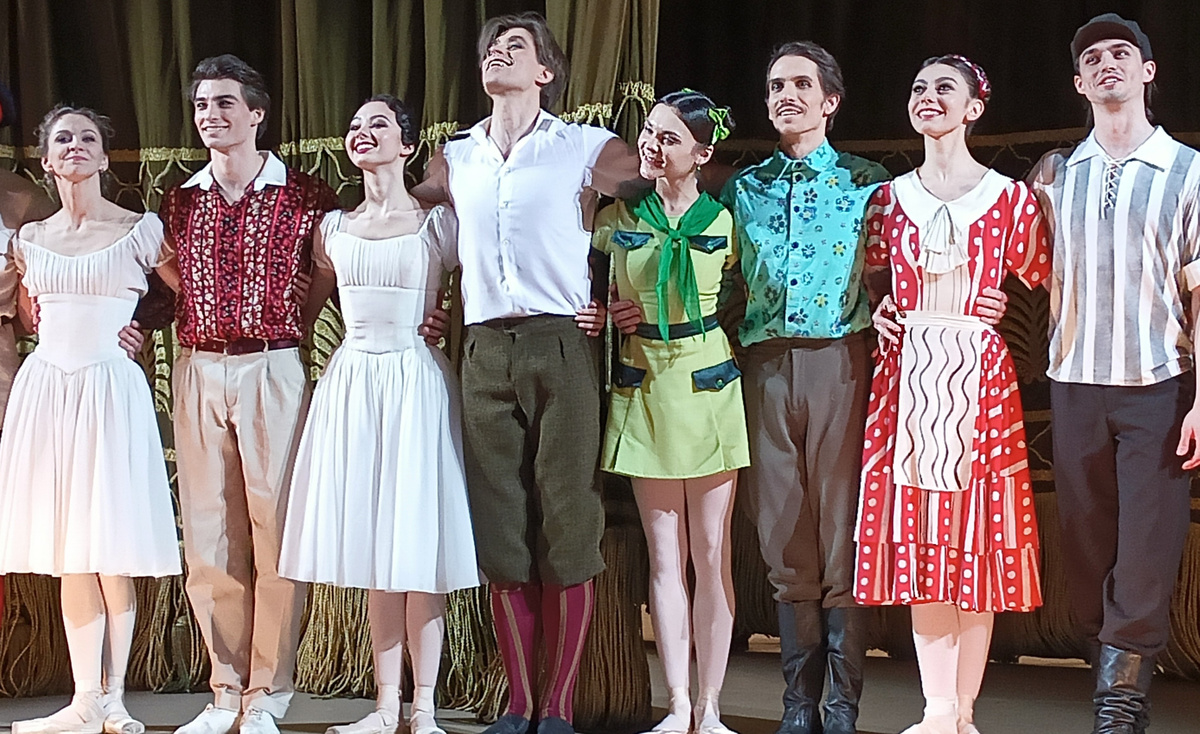 Слева направо - Анастасия Сташкевич, Алексей Путинцев, Елизавета Кокорева, Артем Овчаренко, Екатерина Клявлина, Геогргий Гусев, Ульяна Мокшева, Виталий Гетманов.