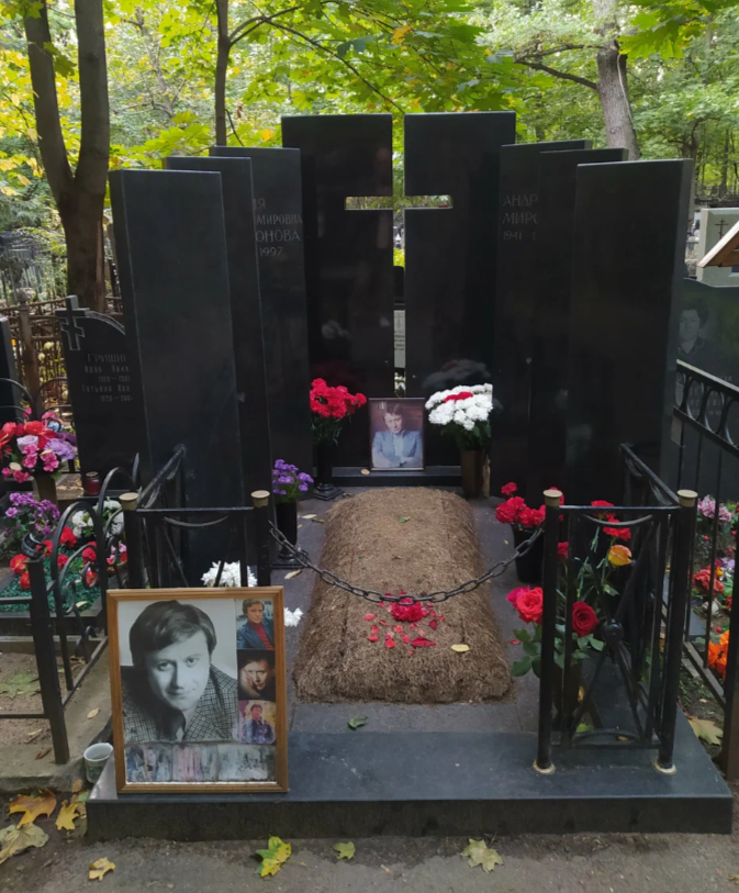 Памятник на могиле Андрея Миронова. 