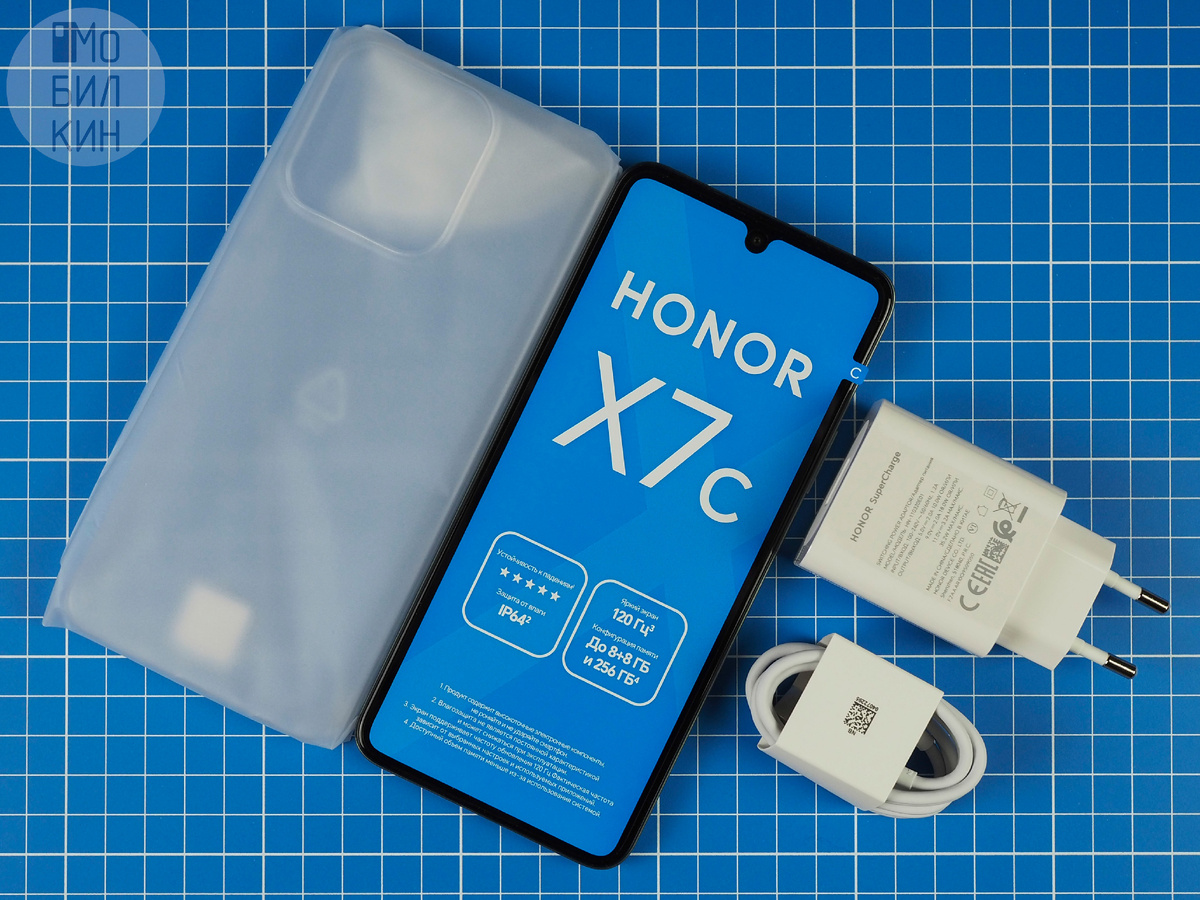 В комплекте к телефону лежат блок питания на 35 Ватт, кабель USB Type-C, защитный чехол и защитная плёнка, с завода установленная на экран