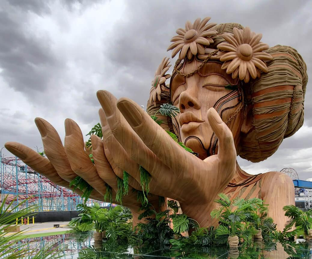 Настоящая работа. Фигура "Анима" смонтирована на фестивале Electric Daisy Carnival, США экспонировалась с 2019 по 2022. Источник: сайт художника, danielpopper.com