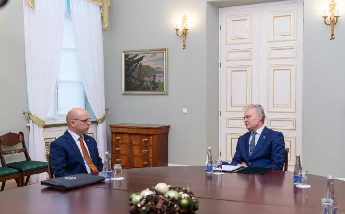 Глава МВД Литвы Римантас Моцкус и президент Литвы Гитанас Науседа © LRP