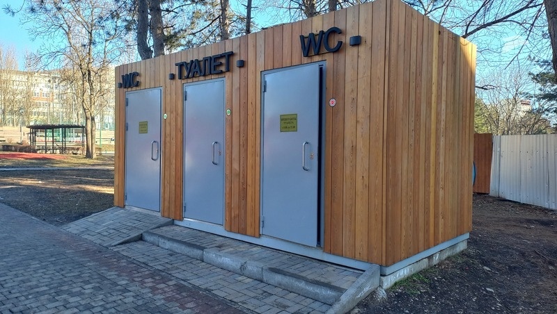    Модульный бесплатный туалет в Комсомольском парке Фото: ИА «Победа26»