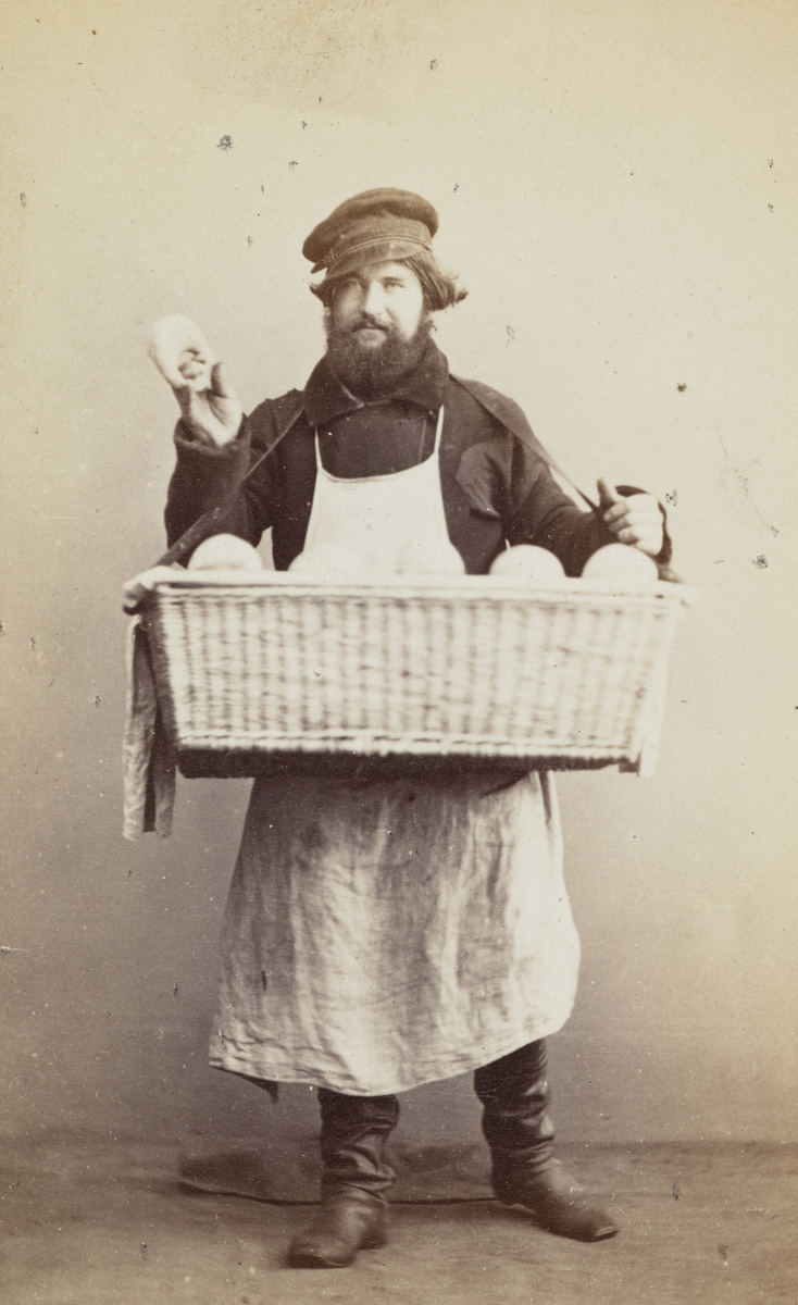 Продавец бубликов. Фотография из этнографического альбома 1860-х-1870-х годов «Русские типы» Вильяма Андреевича Каррика