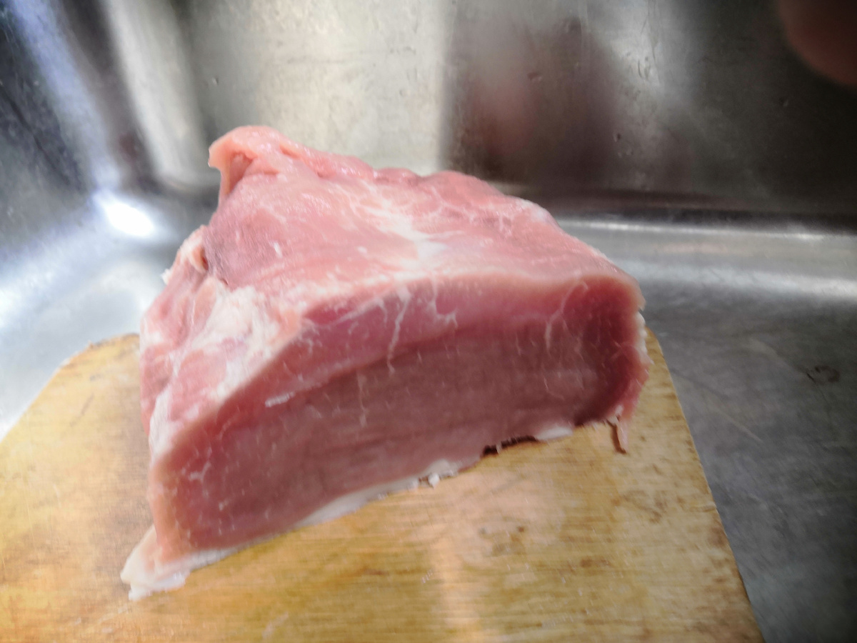 Подготовленное к нарезке чипсов мясо.