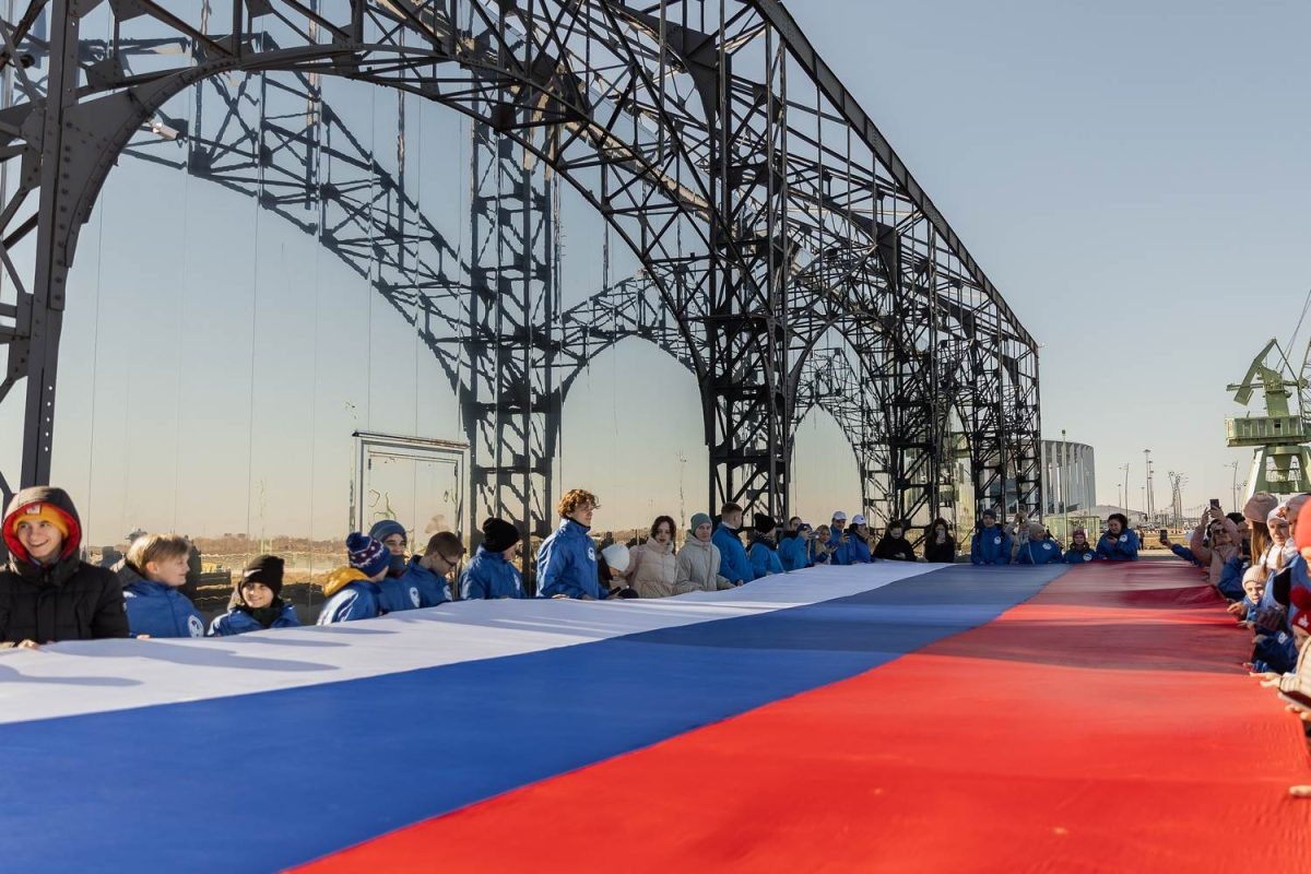    500 нижегородцев развернули на Стрелке стометровый российский триколор в честь годовщины воссоединения Крыма с Россией