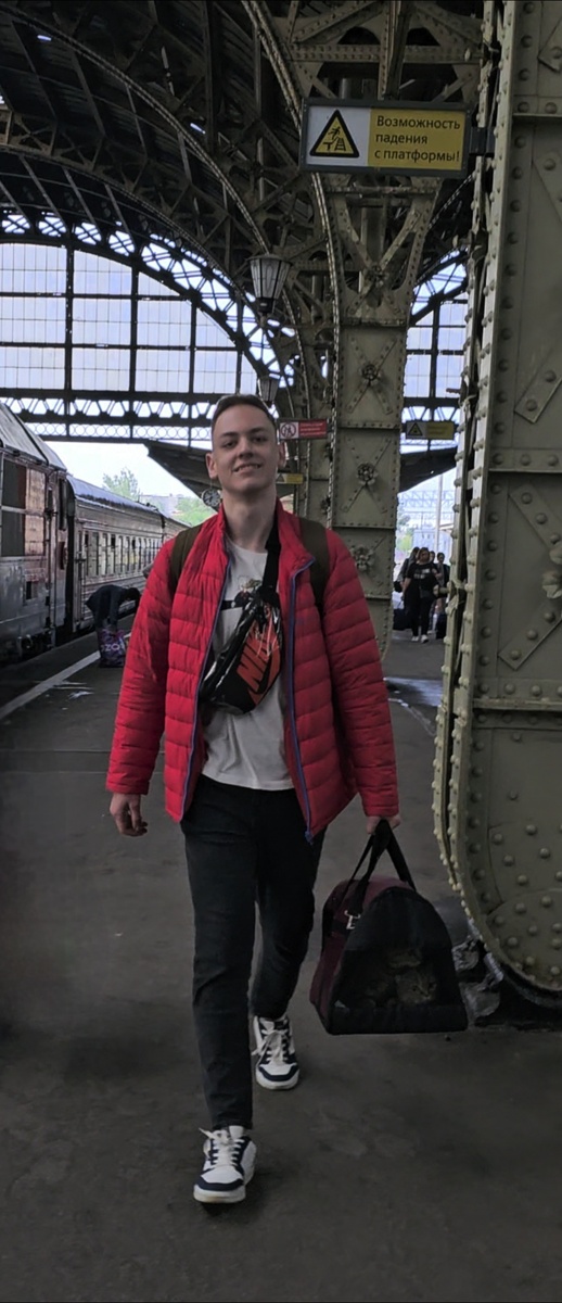 Сын приехал на Витебский вокзал, Шарм и Шери отлично поместились вдвоём в одну переноску.  