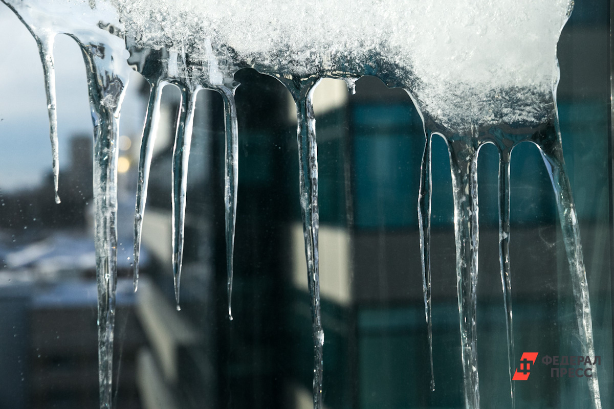 На женщину обрушилась снежная масса.  Фото: Евгений Поторочин