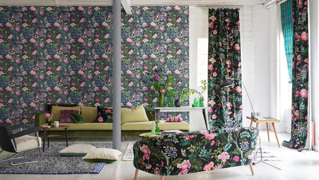    В интерьере с темными обоями и контрастными цветами на них можно сделать светлый пол. Он сбалансирует яркие обои и текстиль. Фото от Designers Guild (салоны MANDERS)
