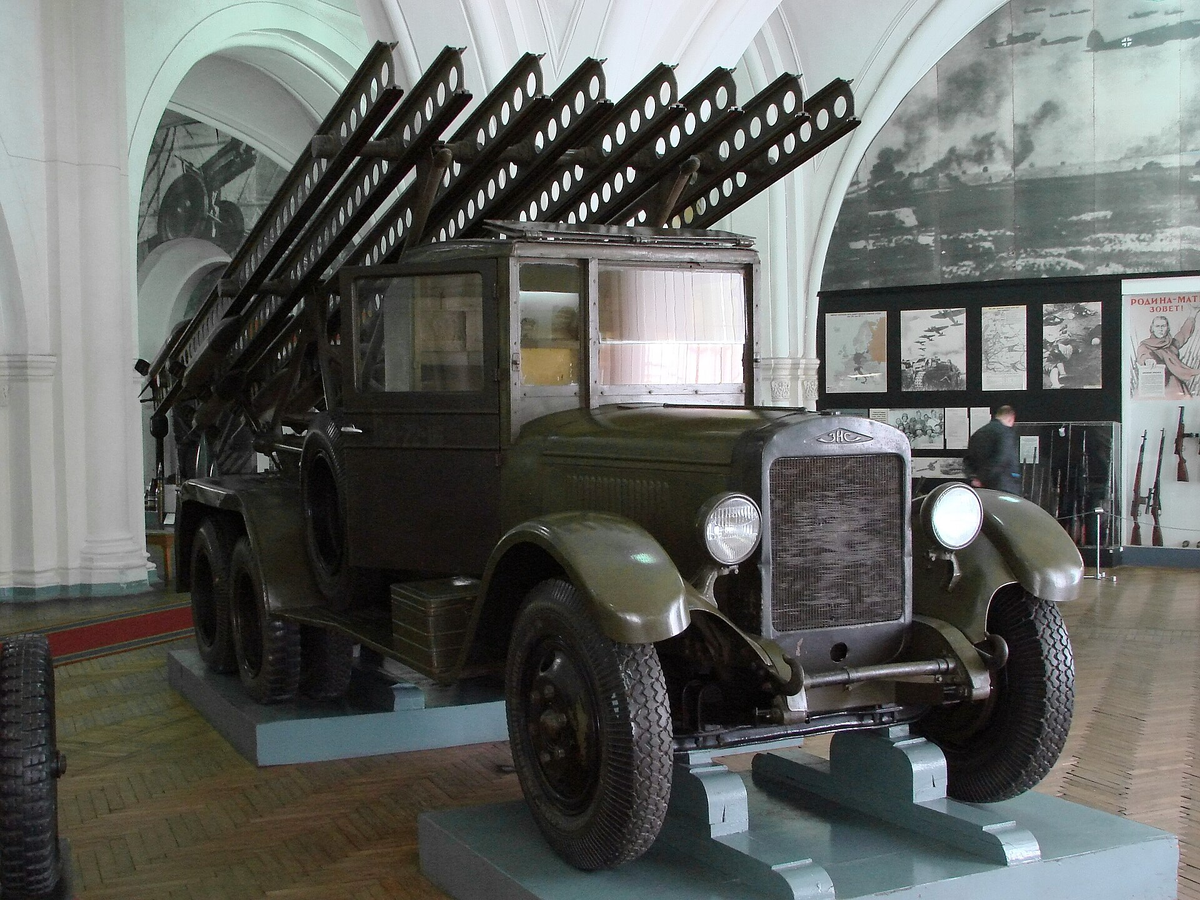 Авторство: Adam Jones, Ph.D.. originally posted to Flickr as Katyusha Rocket Launcher - Artillery Museum - St. Petersburg - Russia, CC BY-SA 2.0, https://commons.wikimedia.org/w/index.php?curid=10004616