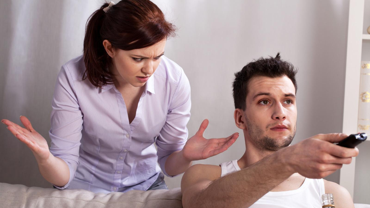 Муж постоянно работает и не помогает с ребенком: как быть? 