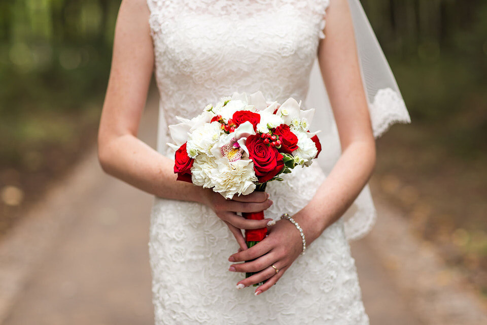 Белое и красное в свадебном букете – символы чистоты и любви/Freepik