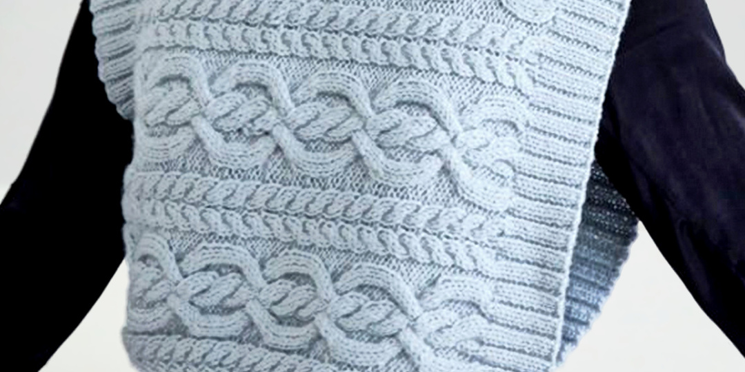 Оригинальные модели спицами: поперечная безрукавка, свитер-пончо и пончо-манишка