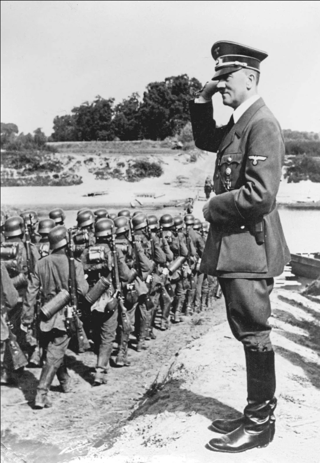 Адольф ГитлерАдольф Гитлер осматривает немецкие войска в Польше, сентябрь 1939 года.